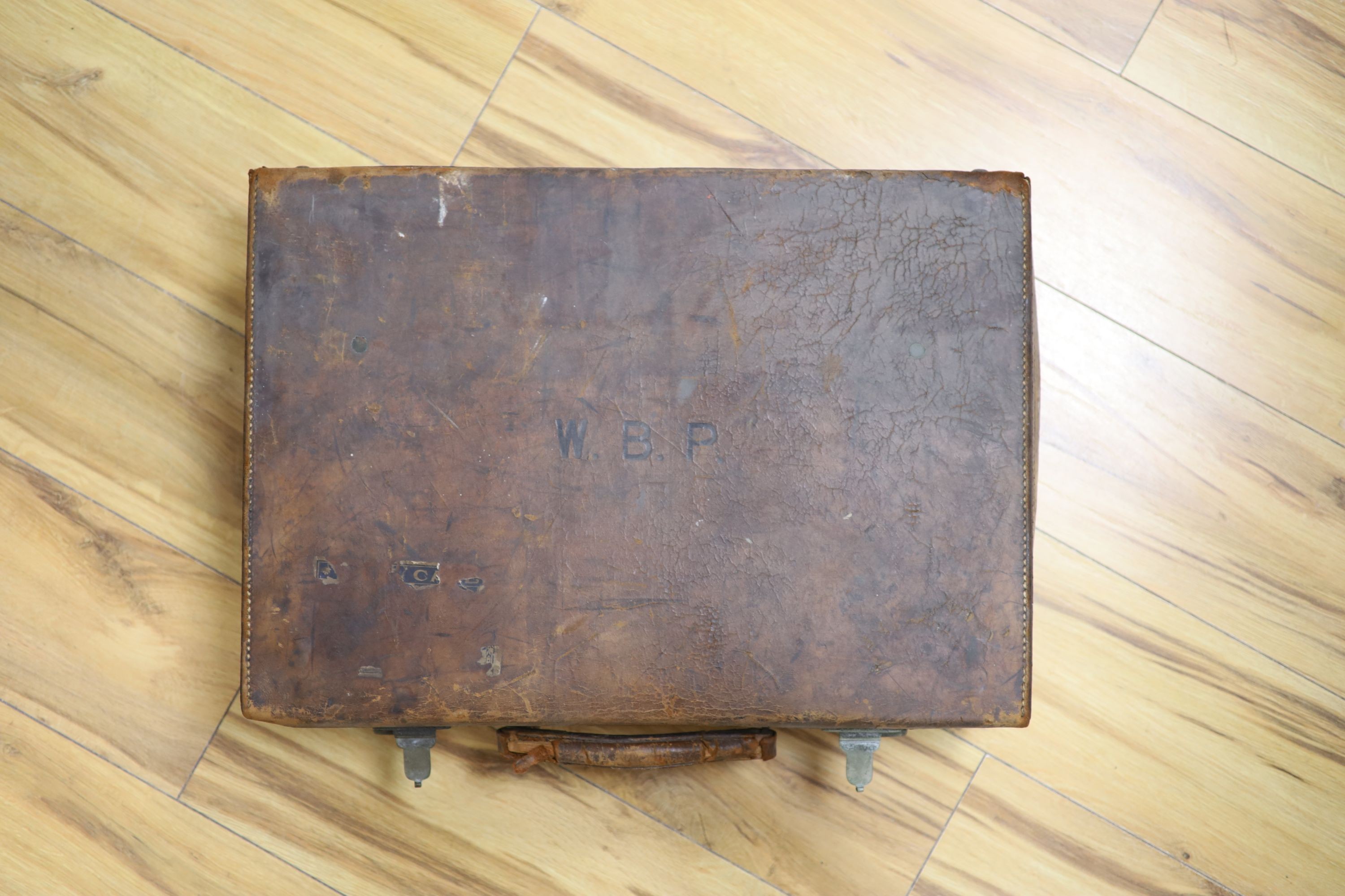 Cigar ephemera and mixed collectables in a leather suitcase